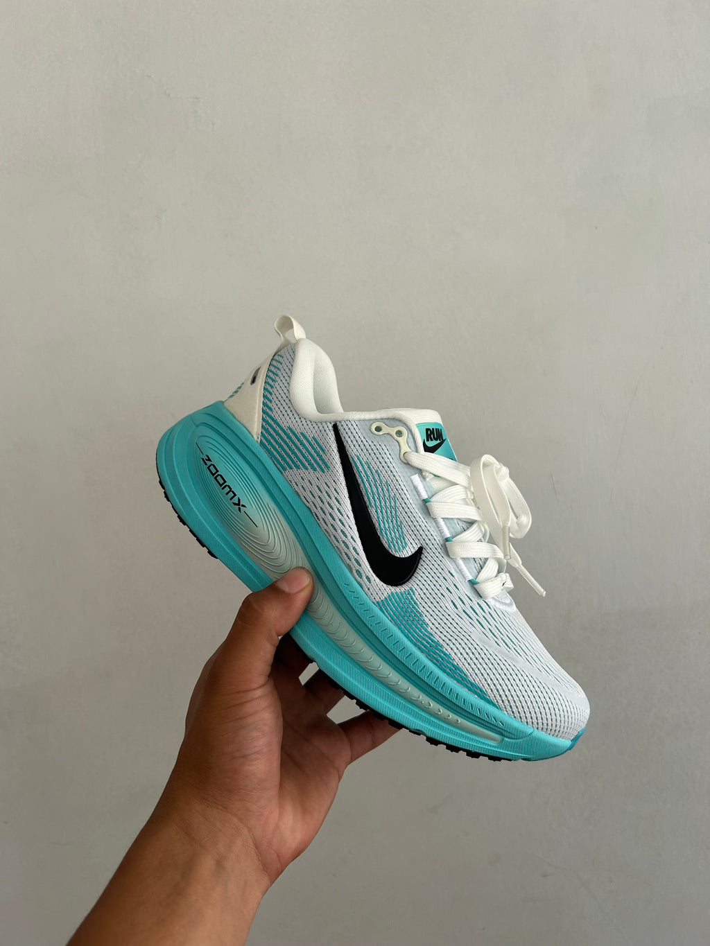 Zapatos deportivos blancos y turquesa