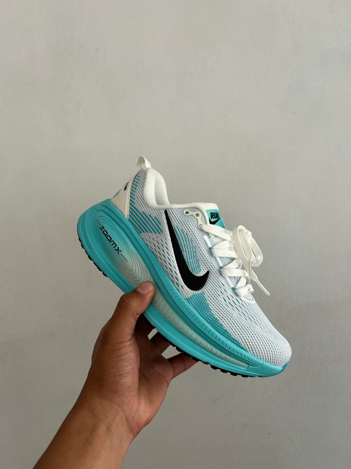 Zapatos deportivos blancos y turquesa