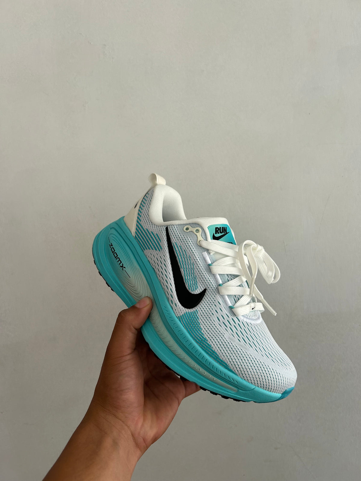 Zapatos deportivos blancos y turquesa