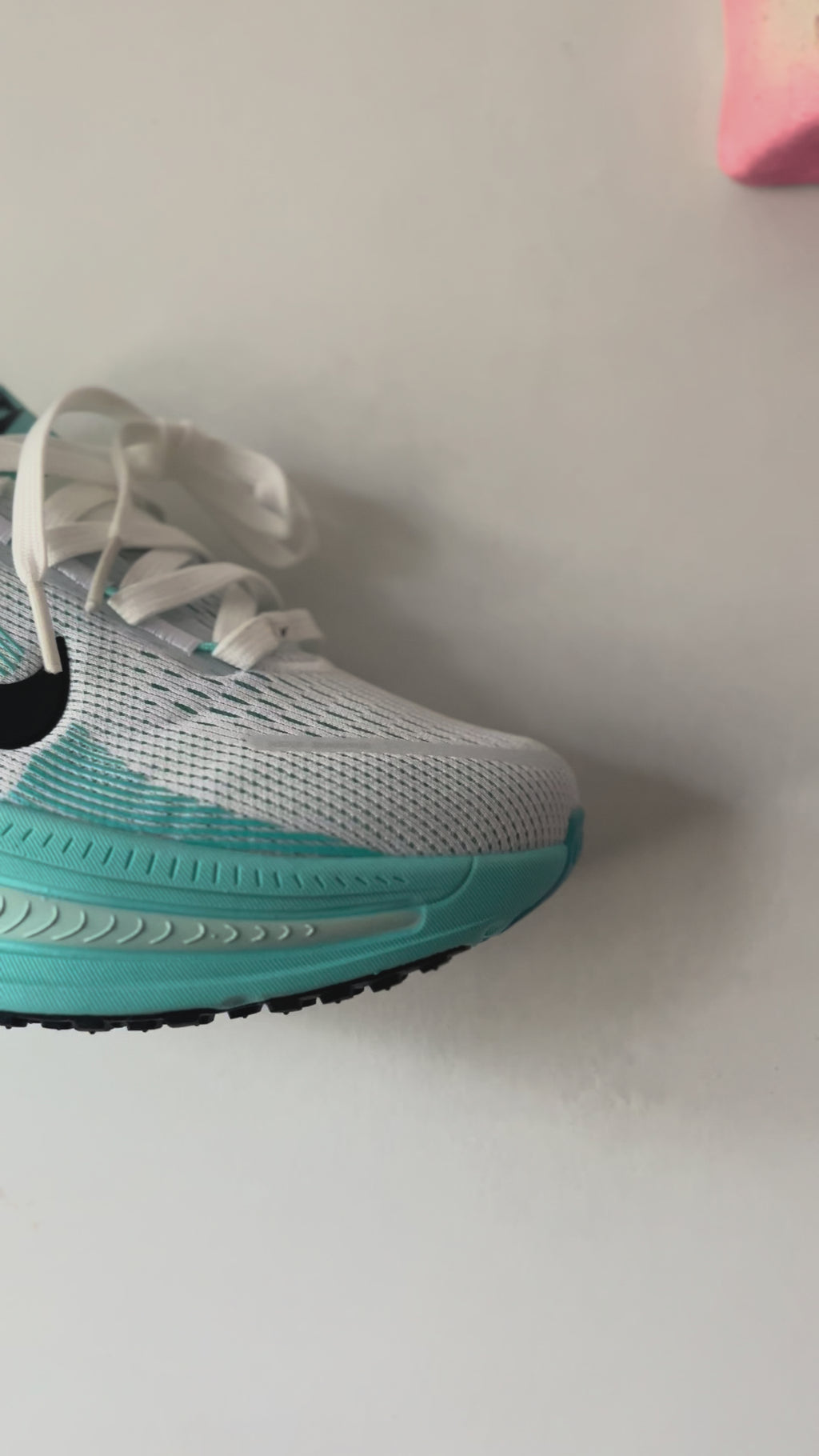 Zapatos deportivos blancos y turquesa