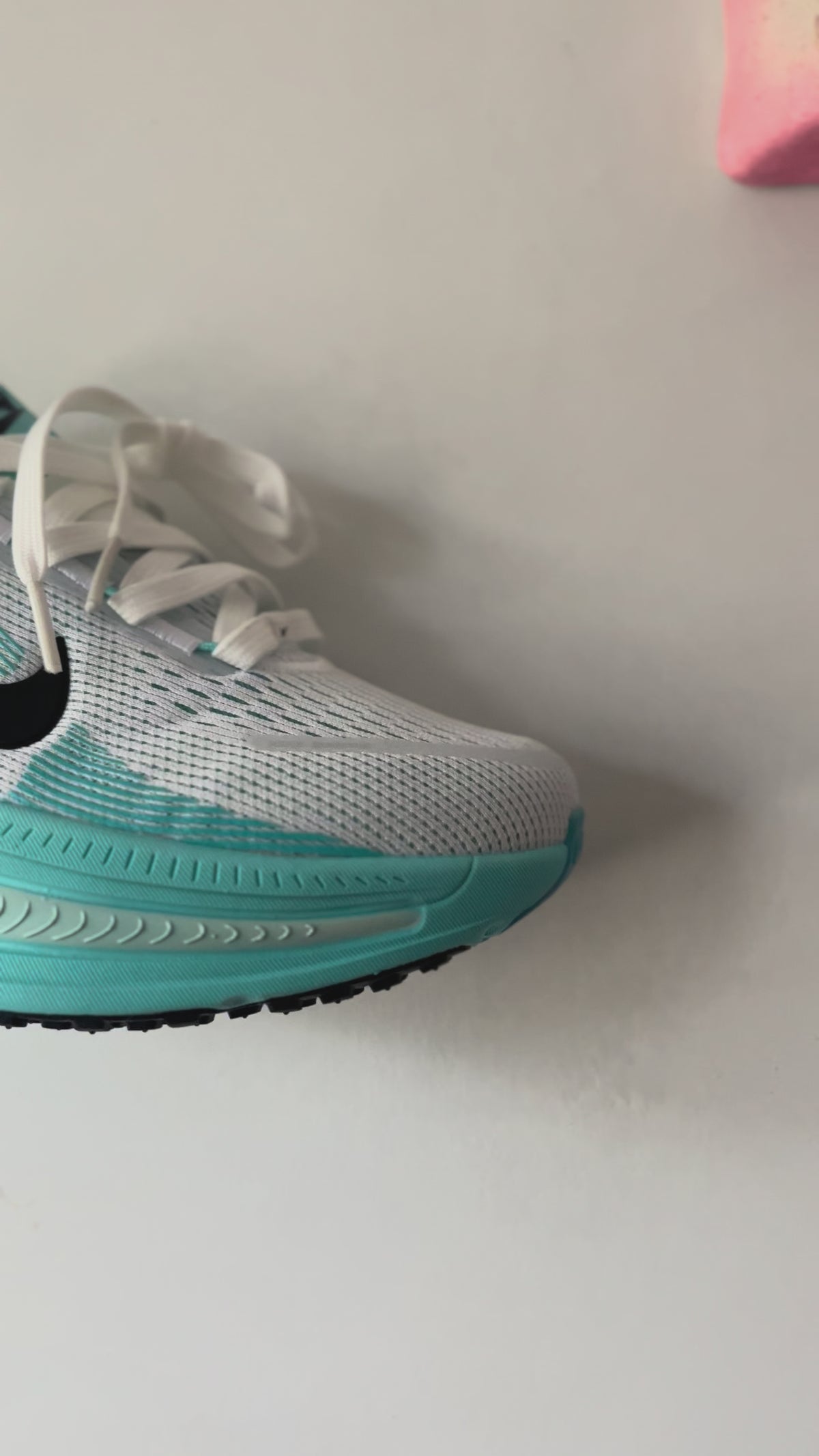 Zapatos deportivos blancos y turquesa